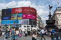 Nächster Morgen, Sonnenschein. Mit der Tube zur Station Piccadilly Circus. Und nur die Treppe hoch ...